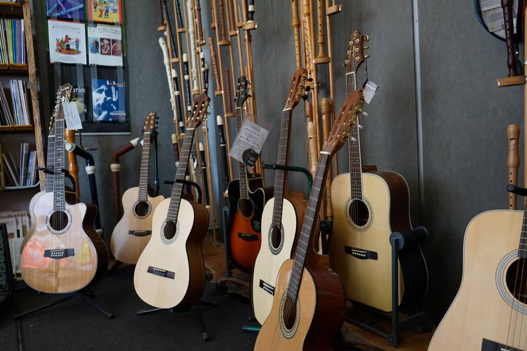 Eine Auswahl unseres Gitarren und Flöten Sortiments